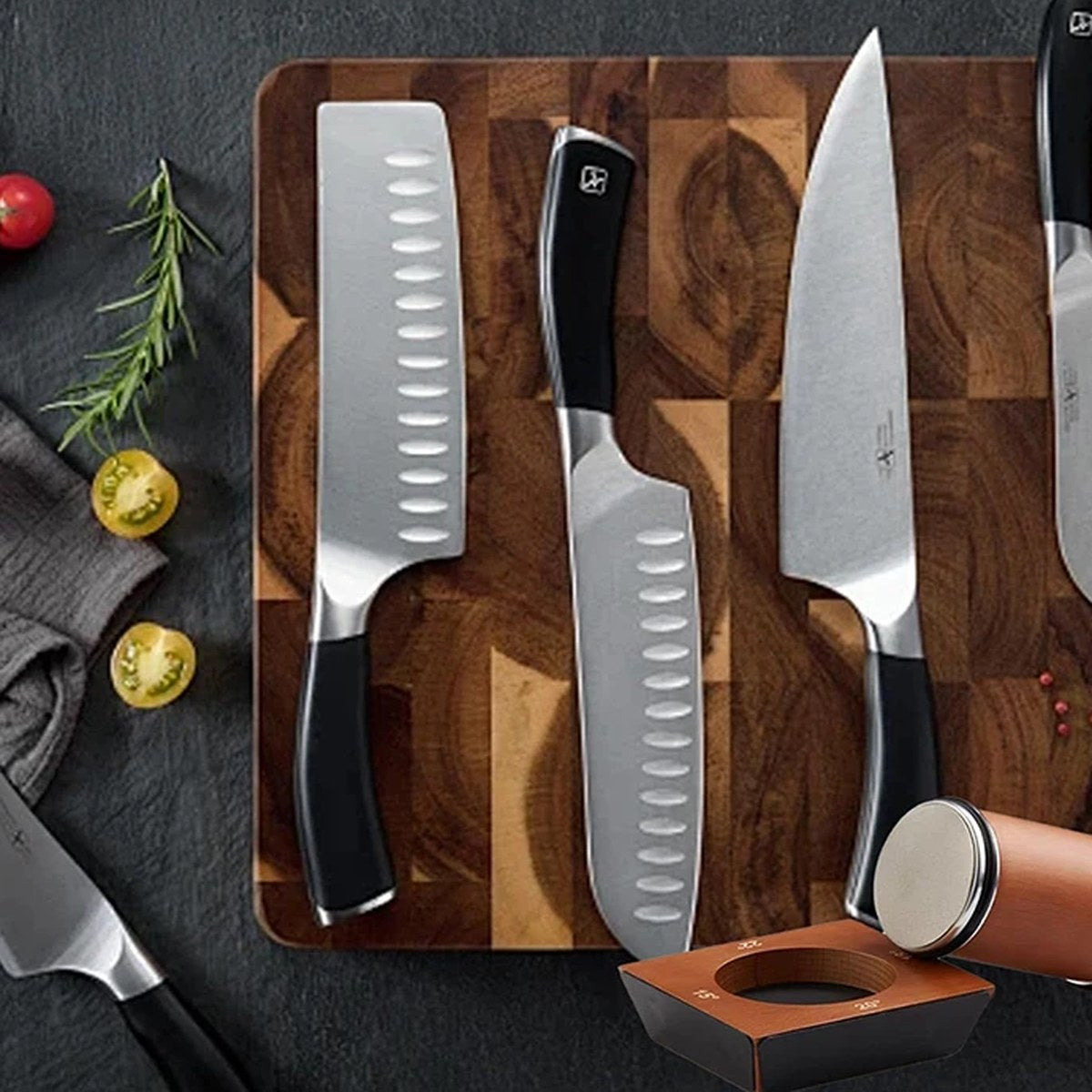 Afilador de rodillo y cuchillos de cocina sobre una tabla