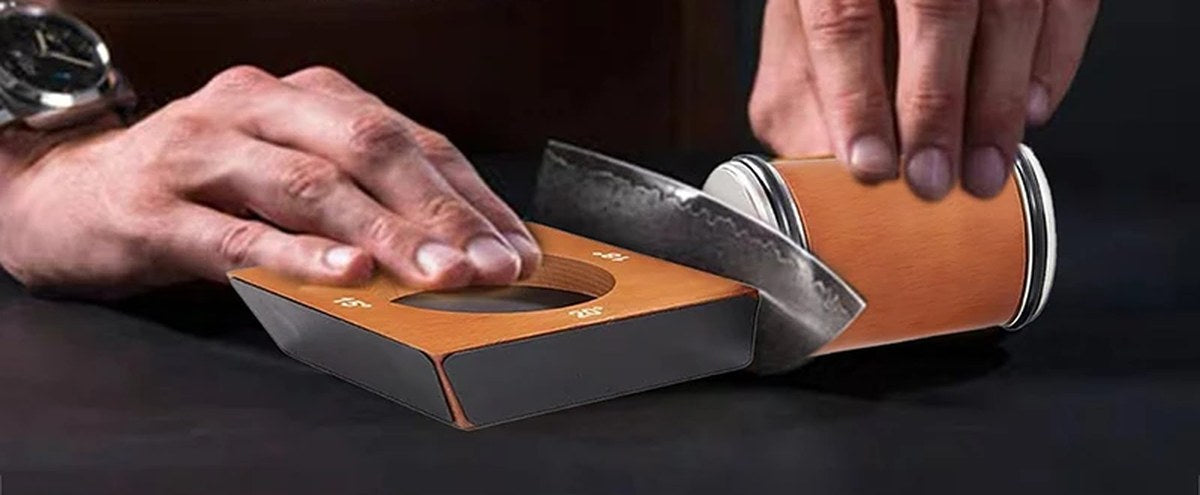 Afilado de un cuchillo con el afilador de rodillo y su base